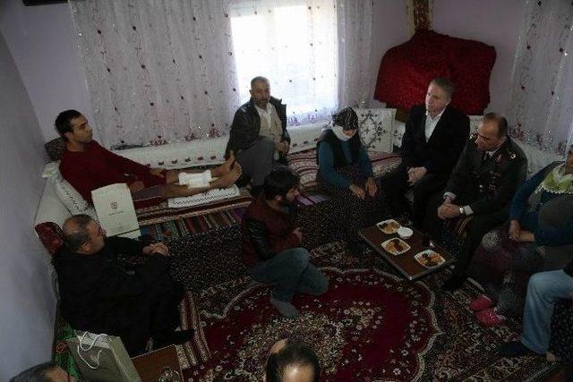 Vali G&uuml;l&rsquo;den, Fırat Kalkanı Harekatı Gazisine Ziyaret 1