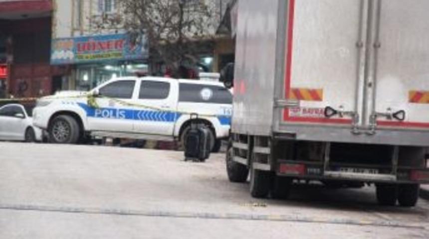 Okul &Ouml;n&uuml;nde Bomba Paniği