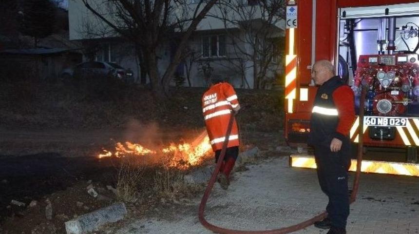 Niksar&rsquo;da Mahalle Arasındaki Anız Yangını Korkuttu