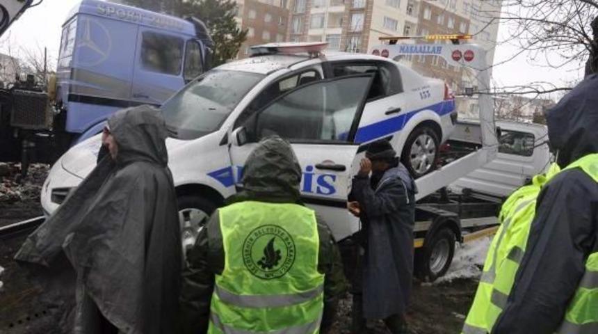 Seydişehir'de Hangar &Ccedil;atısı &Ccedil;&ouml;kt&uuml; ,polis Ara&ccedil;ları Altında Kaldı