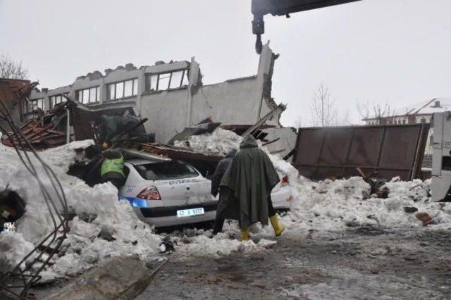 Seydişehir de Hangar &Ccedil;atısı &Ccedil;&ouml;kt&uuml; ,polis Ara&ccedil;ları Altında Kaldı 2