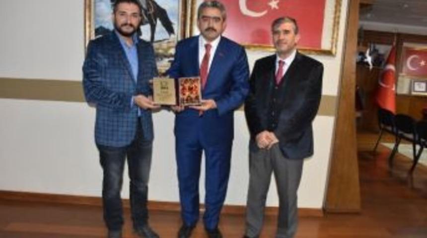 İhh&rsquo;dan Başkan Alıcık&rsquo;a Plaket