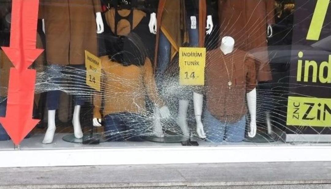 K&uuml;rekli Bı&ccedil;aklı Kavga G&uuml;venlik Kamerasına Yansıdı