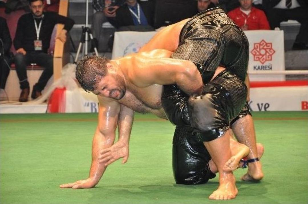 Baş Pehlivanlar Şehitler İ&ccedil;in Kol Bağladı