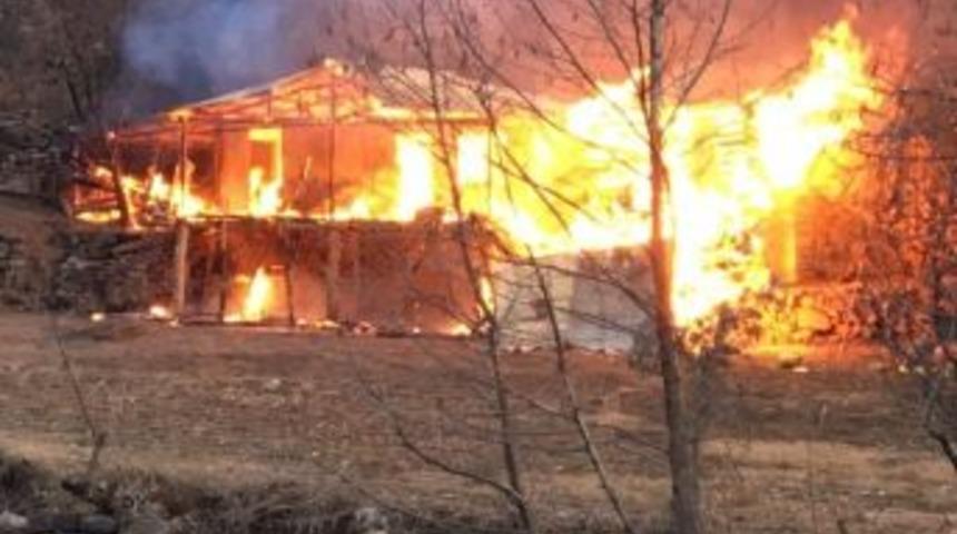 Artvin&rsquo;de &Ccedil;ıkan Yangında Ev K&uuml;l Oldu