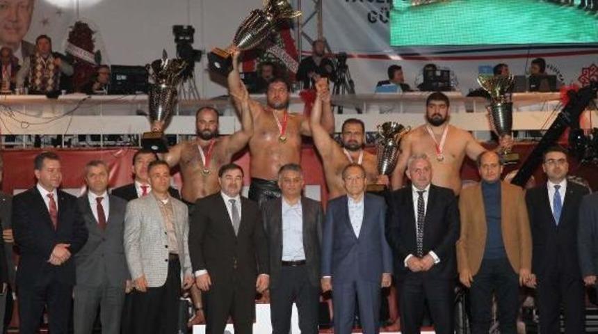 Balıkesir'de Salonun Başpehlivanı Recep Kara