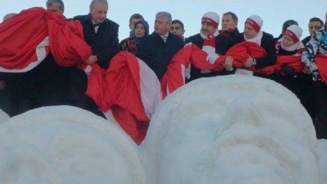 Şehit Mehmetçiklerin Kardan Heykellerine Yoğun Ilgi (2)