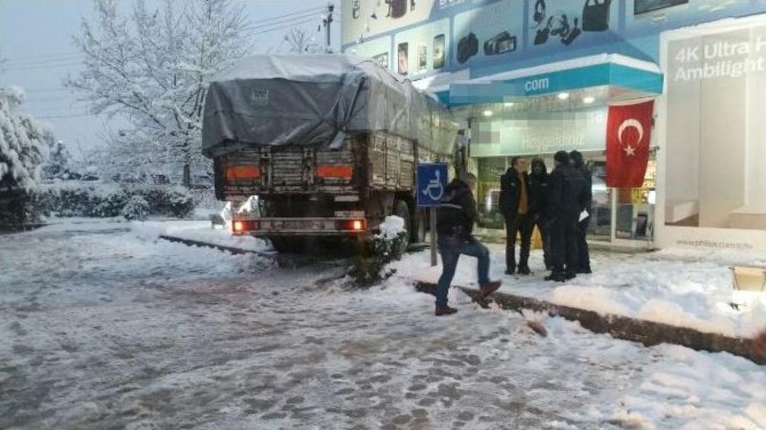 Telefonu Arıza Yapınca, Mağazaya Kamyonla Daldı