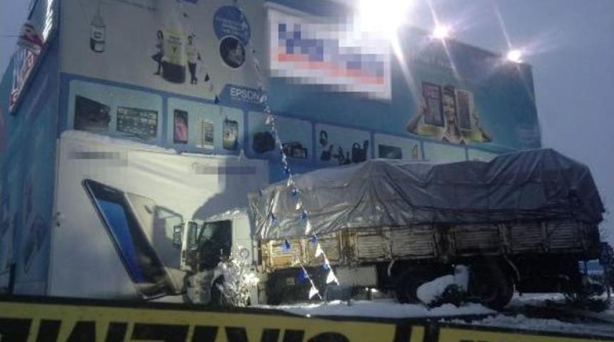 Kamyonunu, Arızalanan Telefonunu Aldığı Mağazaya S&uuml;rd&uuml;