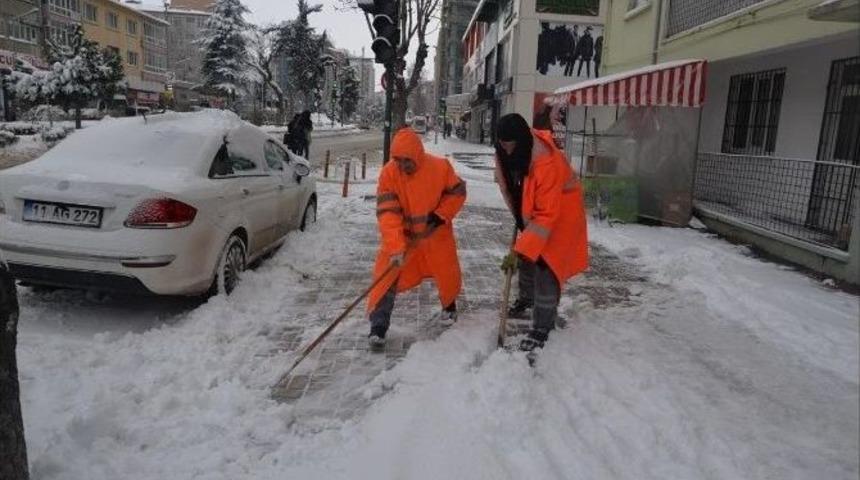 Karla M&uuml;cadele &Ccedil;alışmaları İle Kaldırım Ve Yollar Temizlendi
