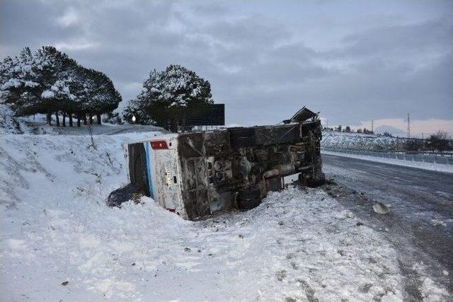 Akhisar’da Otobüs Şarampole Yuvarlandı