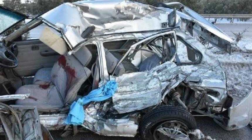 Kamyonla &Ccedil;arpışan Otomobilin S&uuml;r&uuml;c&uuml;s&uuml; &Ouml;ld&uuml;