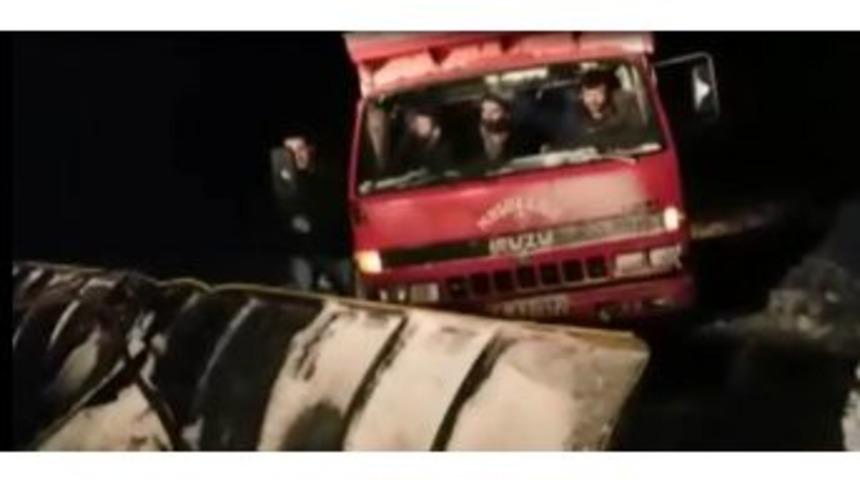 Karda Mahsur Kalan &Ccedil;ift&ccedil;iler Kurtarıldı