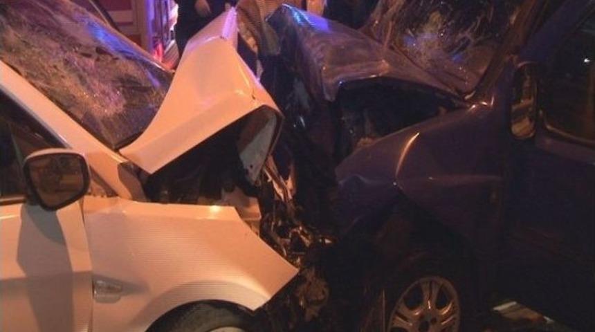 Ters Y&ouml;ne Giren Otomobil Dehşet Sa&ccedil;tı: 4 Yaralı