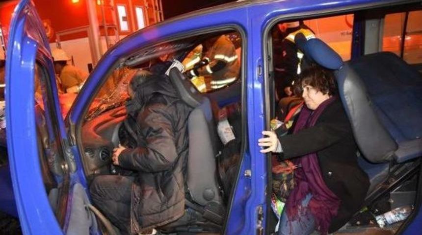 Ters Şeride Giren Otomobille Hafif Ticari Ara&ccedil; &Ccedil;arpıştı: 4 Yaralı