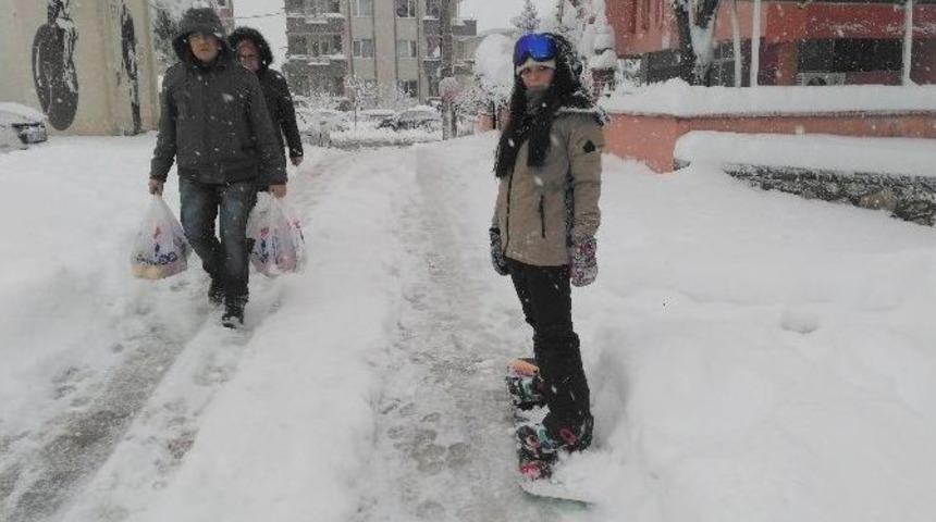 Şehrin Merkezinde Snowboard Keyfi