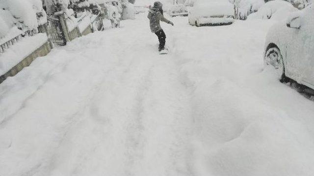 Şehrin Merkezinde Snowboard Keyfi