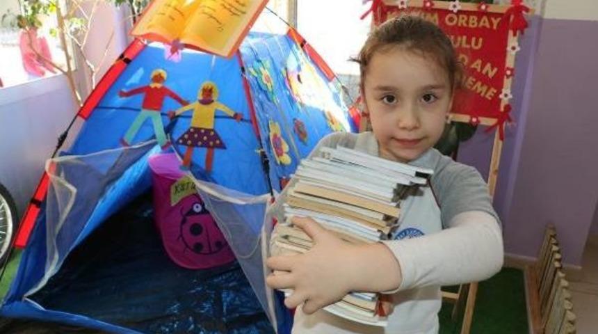 Kitap Toplamak Için Okula Çadır Kuruldu