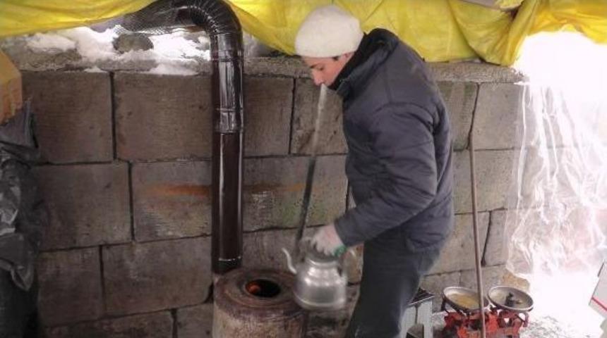 Seyyar Satıcılar Açık Havada Soba Yakıp Isınıyor