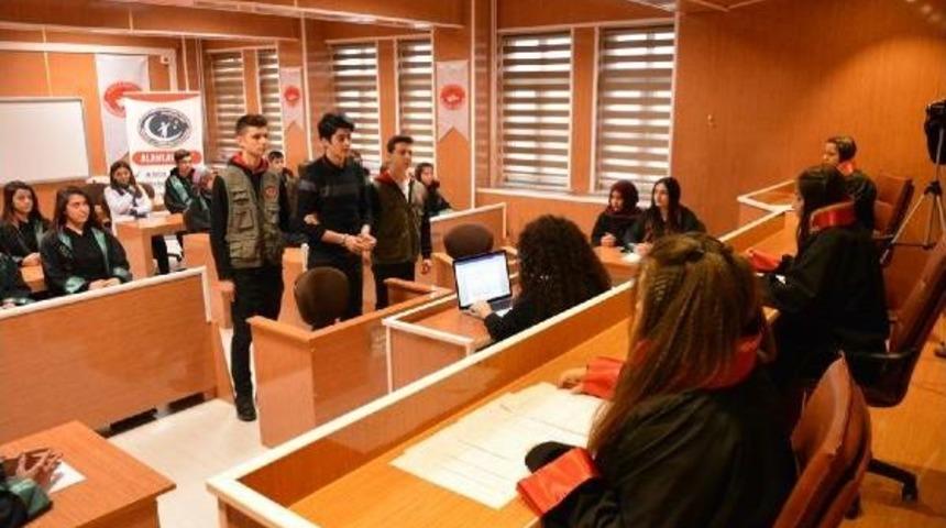 Bu Lisede Hem Duruşma Salonu, Hem Cezaevi Var