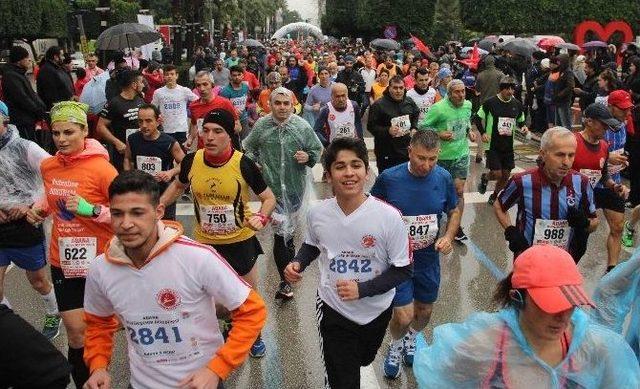 7. Uluslararası 5 Ocak Adana Kurtuluş Yarı Maratonu Ve Halk Koşusu Başladı