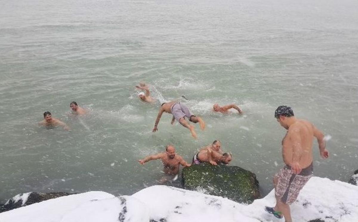 Kar Yağışı Altında Buz Gibi Denize B&ouml;yle Girdiler