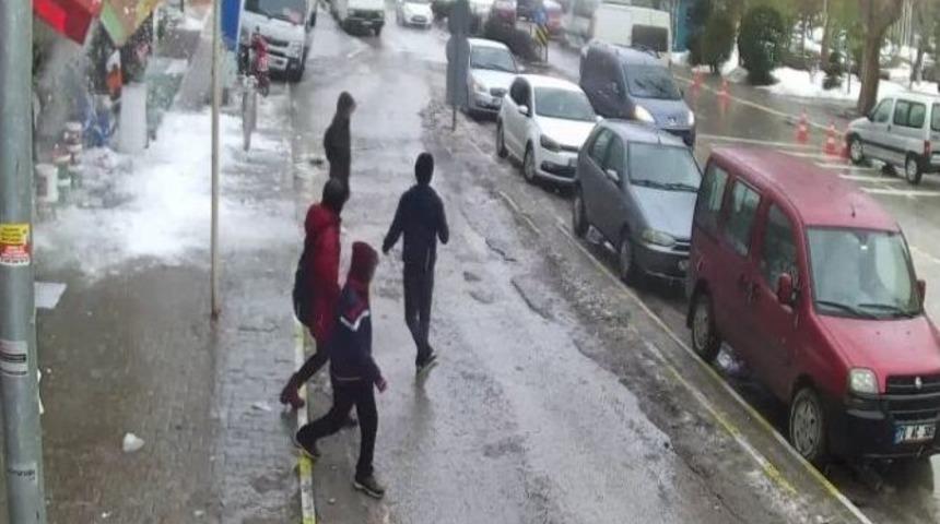 Vatandaşlar D&uuml;şen Kar K&uuml;tlesinden Son Anda Kurtuldu