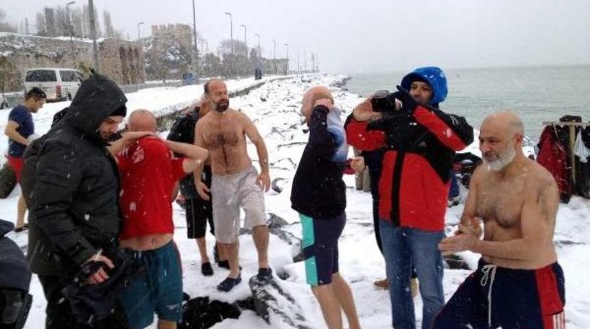 Kar Ve Soğuk Havaya Aldırmadan Denize Girdiler