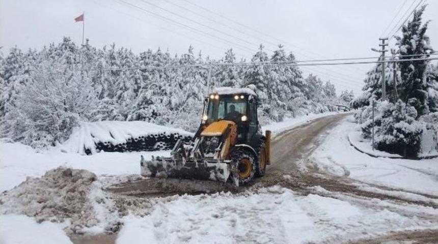 Ekipler Karla M&uuml;cadeleyi Aralıksız S&uuml;rd&uuml;r&uuml;yor