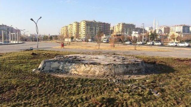 Dbp'li Belediyenin Diktiği 'roboski Anıtı' Kayyum Kaldırıldı