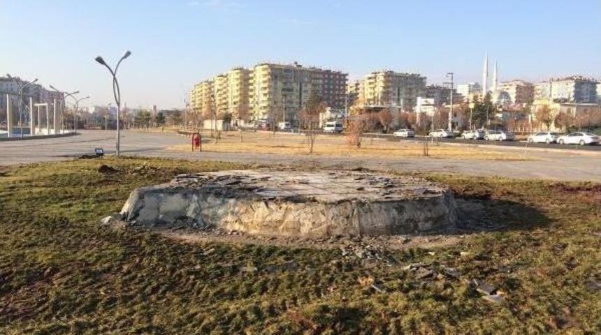 Dbp'li Belediyenin Diktiği 'roboski Anıtı' Kayyum Kaldırıldı