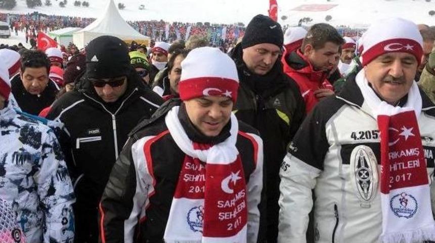 Sarıkamış Şehitleri I&ccedil;in 7&rsquo;Den 70&rsquo;E 25 Bin Kişi Karda Y&uuml;r&uuml;d&uuml;