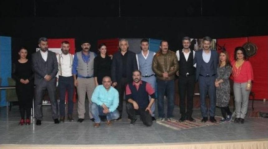 Vali Toprak Ailesi İle Birlikte Tiyatro İzledi