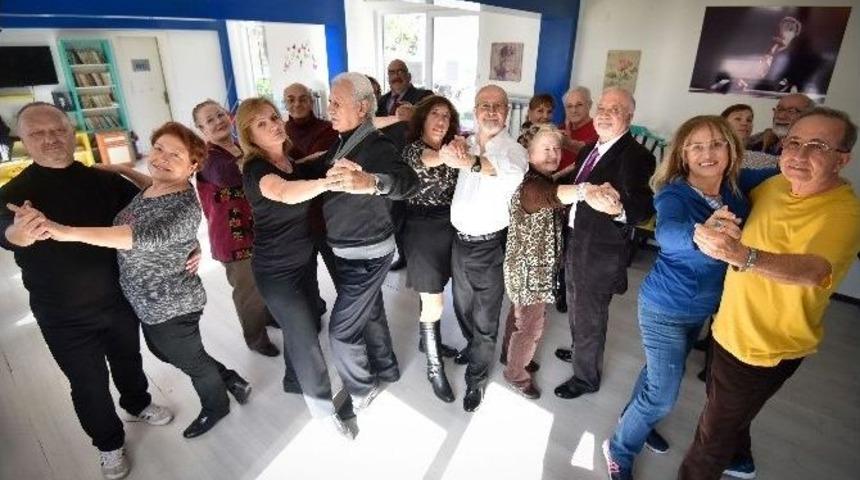 Muratpaşa&rsquo;nın Yaşlıları Dans Şampiyonası İ&ccedil;in Yola &Ccedil;ıktı