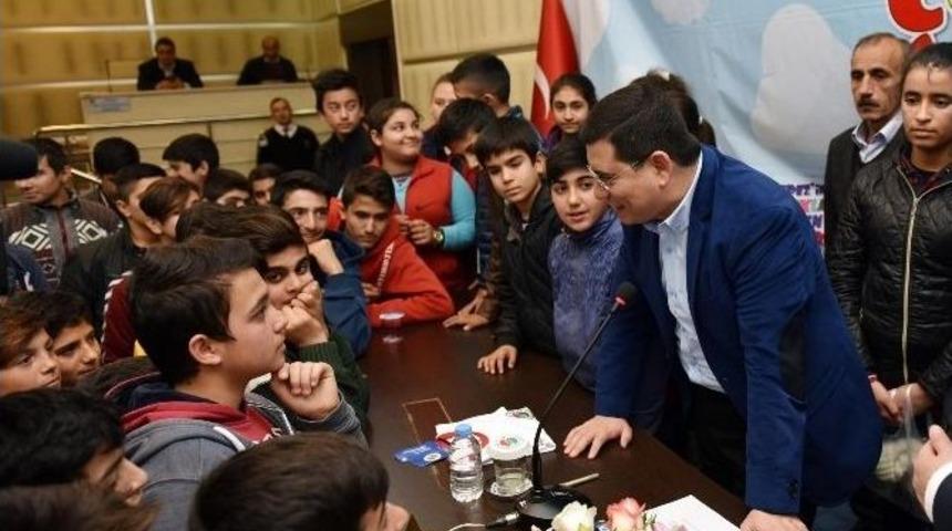 T&uuml;t&uuml;nc&uuml; G&ouml;ksulu &Ouml;ğrencilerin Bilişim İsteğini Kırmadı