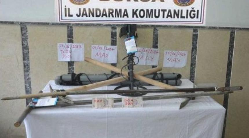 İznik'te Kar Altında Izinsiz Kazı Yaparken Su&ccedil;&uuml;st&uuml; Yakalandılar