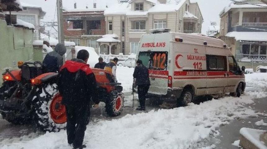 Yolda Kalan Ambulansı K&ouml;yl&uuml;ler Trakt&ouml;rle Kurtardı