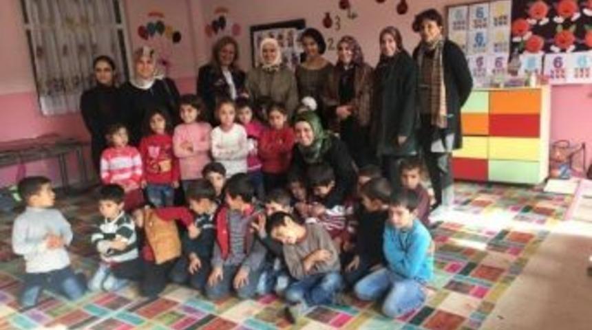 Ak Partili Kadınlardan &Ouml;ğrencilere Yardım