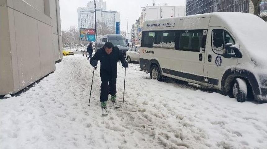 (&ouml;zel Haber) İstanbul&rsquo;un G&ouml;beğinde Kayak Keyfi