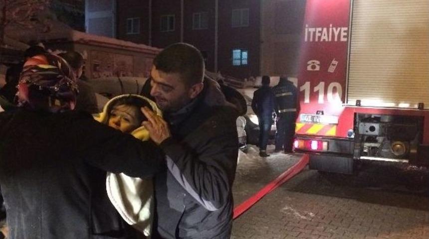 (&ouml;zel Haber) Apartmanda &Ccedil;ıkan Yangın Vatandaşları Sokağa D&ouml;kt&uuml;