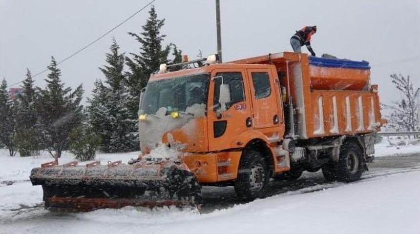 Bursa&rsquo;da Karla Kesintisiz M&uuml;cadele Devam Ediyor