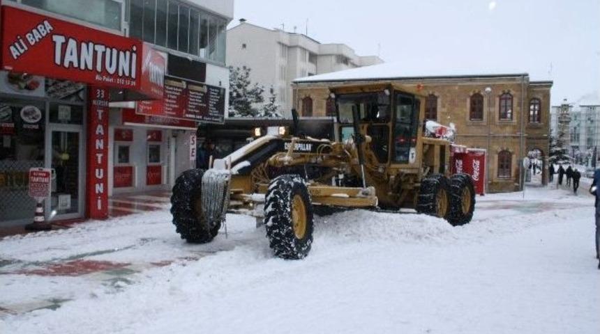Kaldırımdaki Buzlar Greyderle Temizleniyor