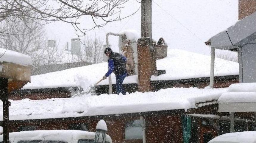 Bilecik&rsquo;te &Ccedil;atılarda Biriken Karlar Tehlike Arz Ediyor