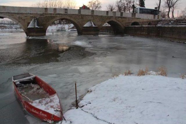 Tunca Nehri Buz Tuttu