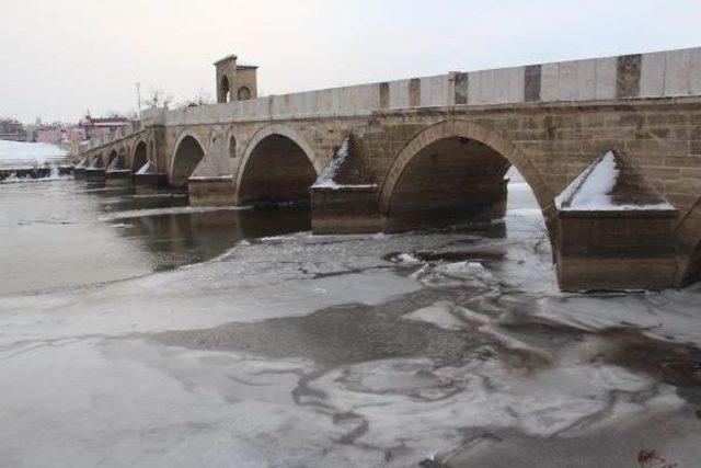 Tunca Nehri Buz Tuttu