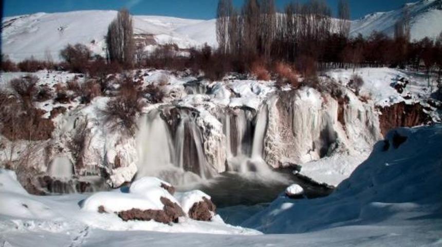 Muradiye Şelalesi Dondu