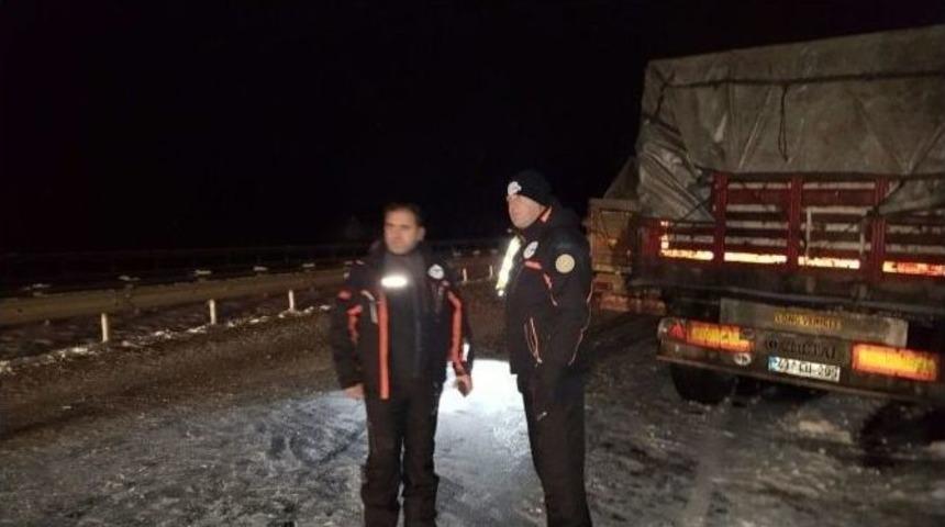 Bilecik Afad &Ccedil;alışmalarını Gece G&uuml;nd&uuml;z Demeden S&uuml;rd&uuml;r&uuml;yor