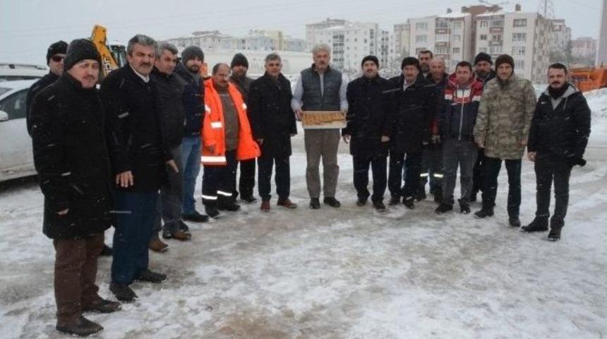 K&ouml;rfez&rsquo;de Ekipler Kar Nedeniyle Hem Yolları A&ccedil;tı Hem De İnsanların Yardımına Koştu