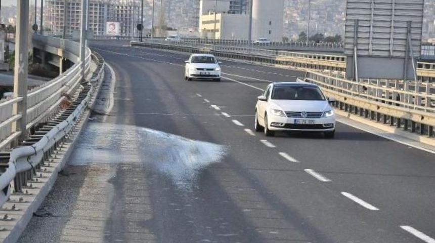 İzmir'de Gece Boyunca Yollar Tuzlanarak &Ouml;nlem Alındı