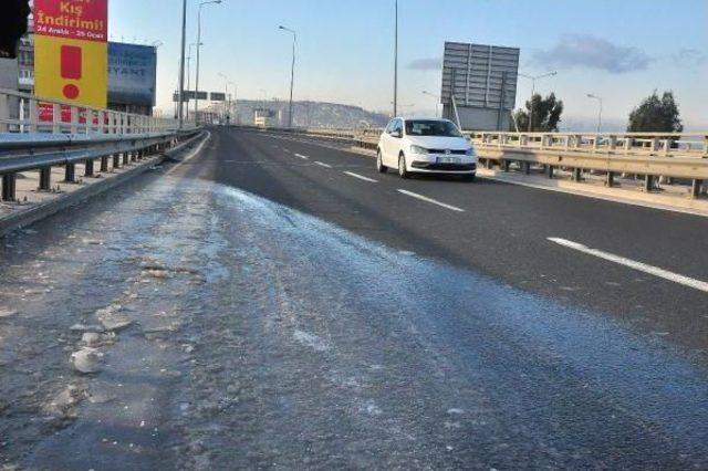 İzmir'de Gece Boyunca Yollar Tuzlanarak Önlem Alındı